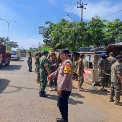 Satpol PP Kabupaten Tangerang Tertibkan Bangunan Liar di Jalan Raya Jatake