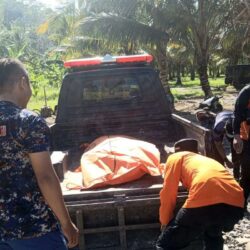 Polres Tanggamus Evakuasi Mayat Pria Tanpa Identitas di Pantai Kota Agung Timur