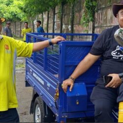 Camat Pasar Kemis Turun Gunung Mengangkut Sampah Tak Bertuan.