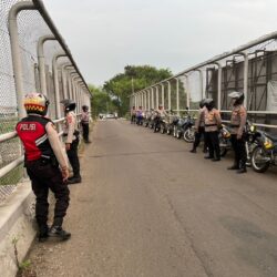 Amankan Bus Massa Buruh, Satsamapta Polresta Tangerang Patroli JPO